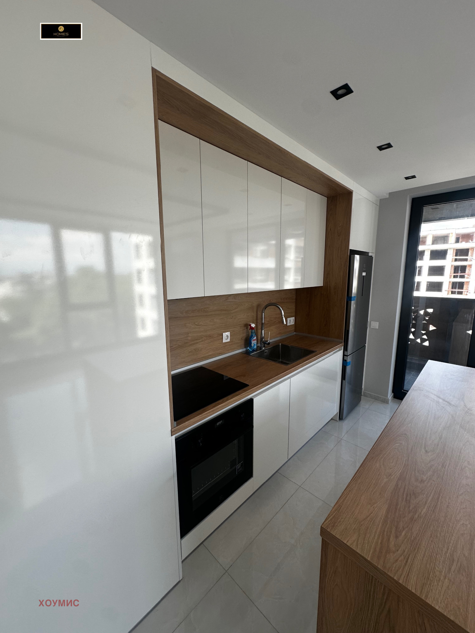 tristaen-apartament-97-kvm-prodava-se-krastova-vada-sofia-gledka-vitosha-5 Кухня с островна плота и модерни шкафове