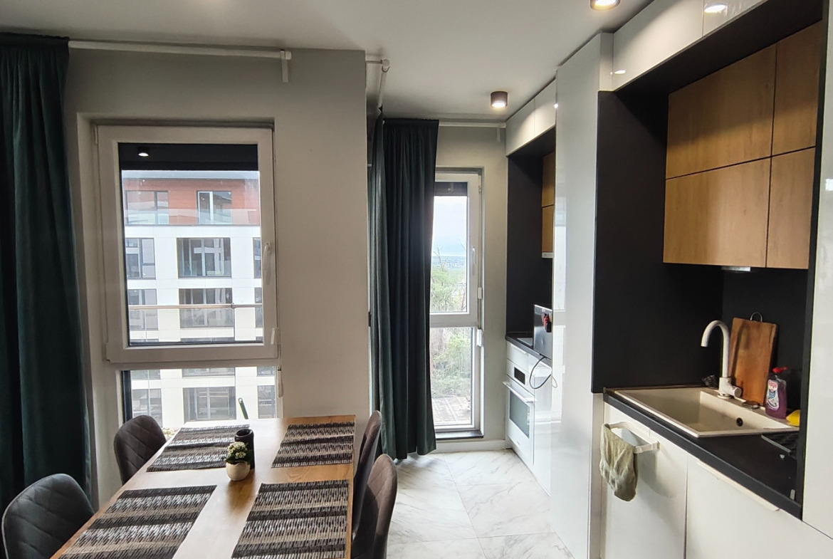 tristaen-apartament-99-kvm-prodazhba-dragalevtsi-panoramna-gledka-2 Кухня с черен фартук и дървени шкафове