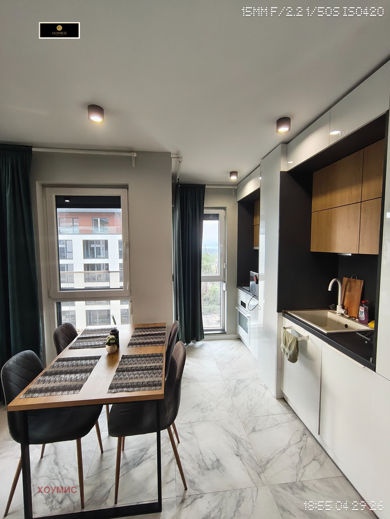 tristaen-apartament-99-kvm-prodazhba-dragalevtsi-panoramna-gledka-2 Кухня с черен фартук и дървени шкафове