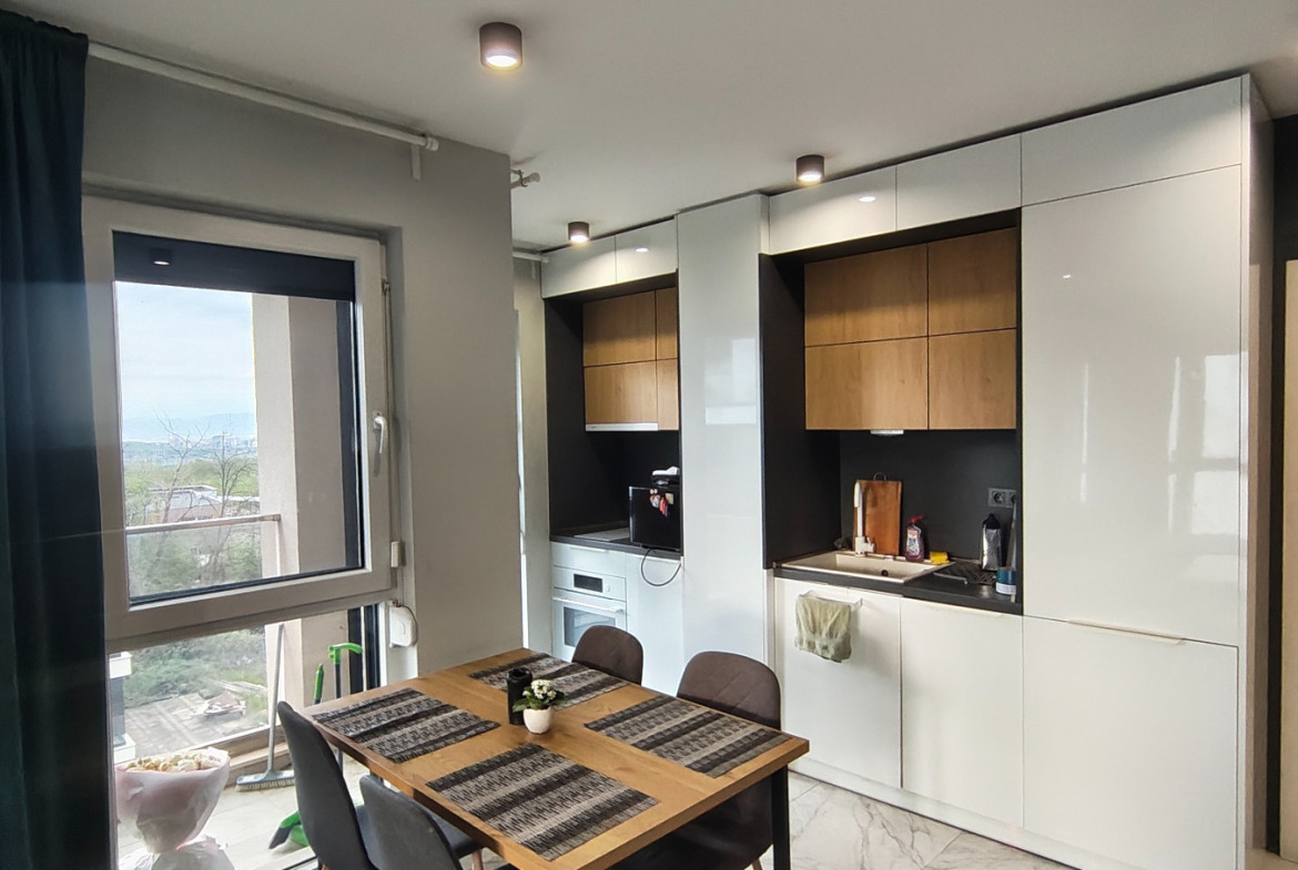 tristaen-apartament-99-kvm-prodazhba-dragalevtsi-panoramna-gledka-3 Кухня детайл със мивка и бели модулни единици