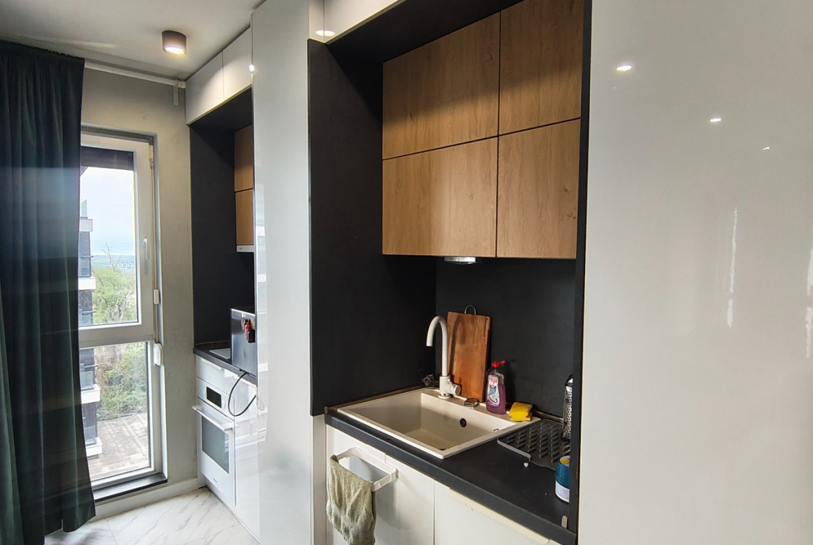 tristaen-apartament-99-kvm-prodazhba-dragalevtsi-panoramna-gledka-4 Кухня с интегрирани уреди и съхранение