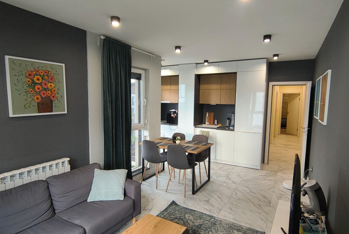 tristaen-apartament-99-kvm-prodazhba-dragalevtsi-panoramna-gledka-5 Дневна с телевизор и входна врата