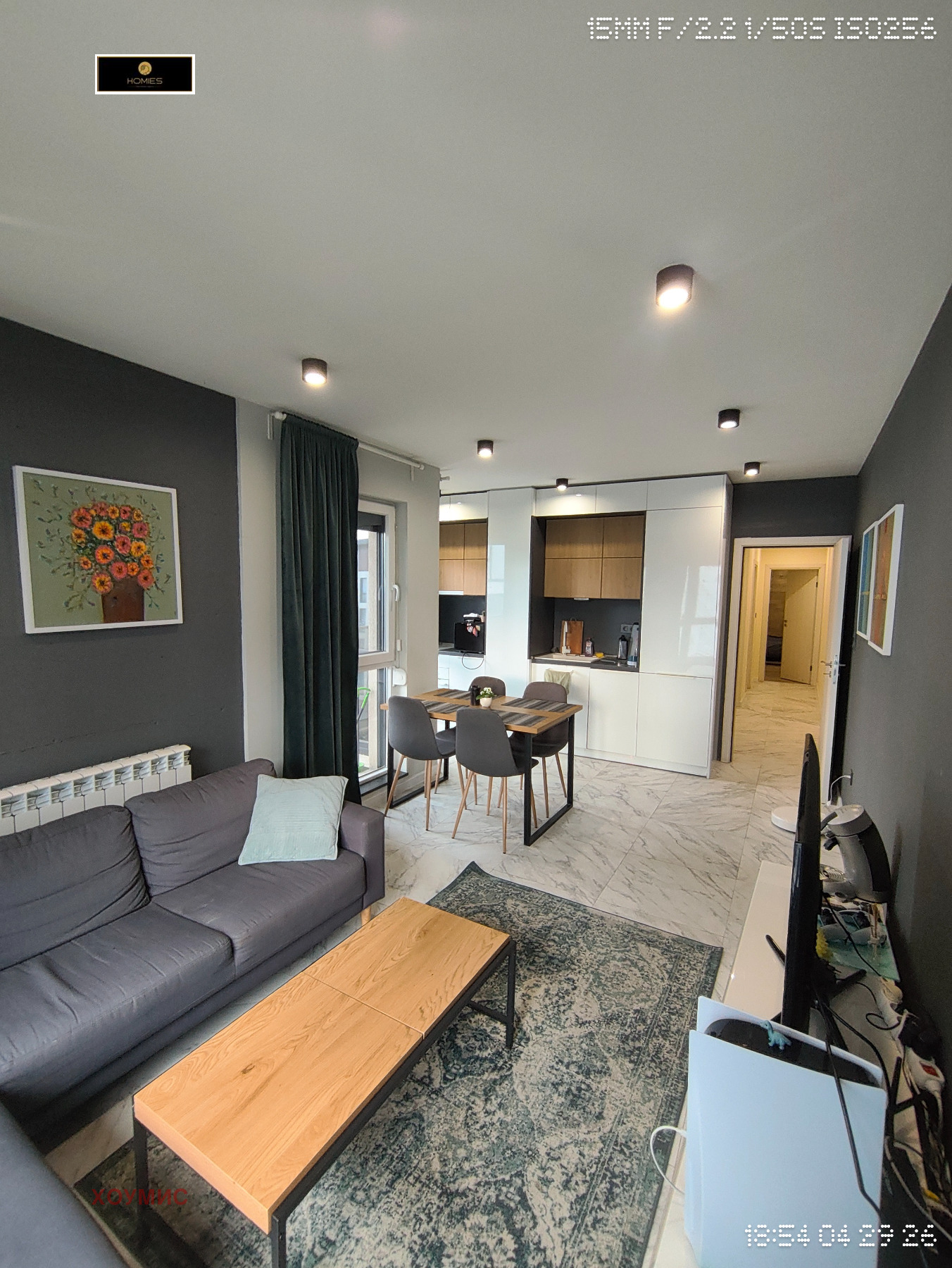 tristaen-apartament-99-kvm-prodazhba-dragalevtsi-panoramna-gledka-5 Дневна с телевизор и входна врата